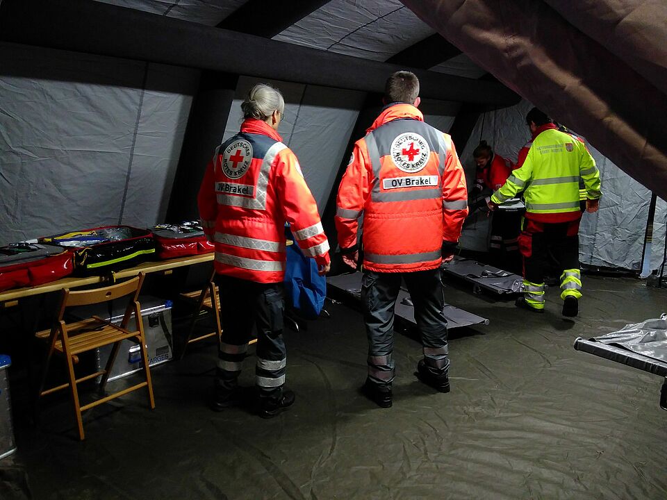 Ein Patientenbehandlungszelt wird eingeräumt.